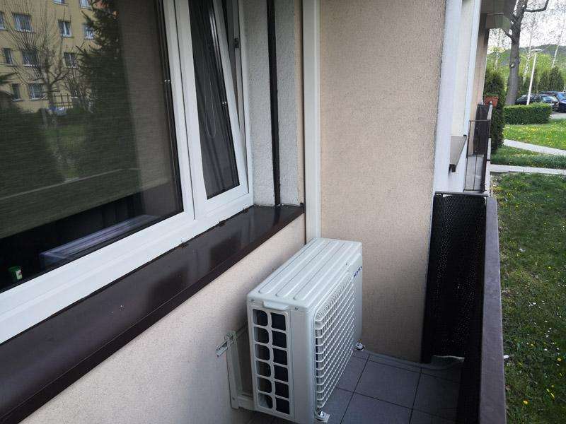Zamontowana jednostka klimatyzatora na balkonie w Puławach